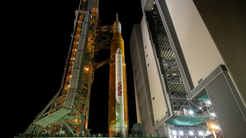 Фото - НАСА начало подготовку к запуску ракеты для лунной миссии США