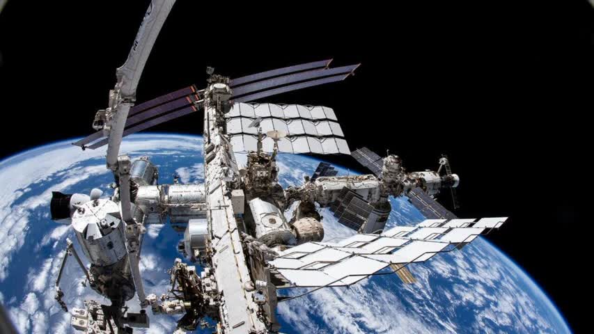 Фото - Российские космонавты досрочно вернулись на МКС из-за проблем со скафандром