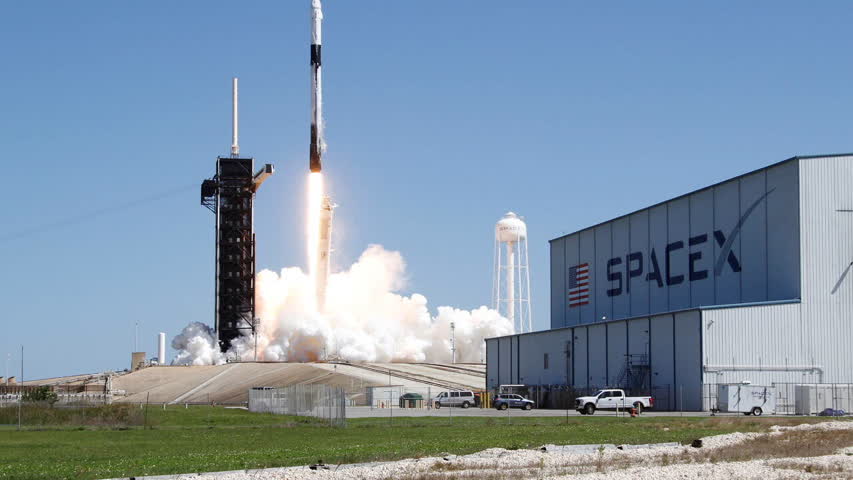 Фото - НАСА заказало у SpaceX еще пять запусков экипажа на МКС