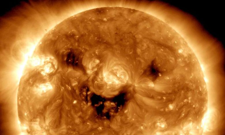 Фото - Обсерватория NASA опубликовала фото «улыбающегося» Солнца