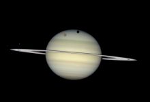 Фото - Телескоп Hubble снял видео движения спутников вокруг Сатурна