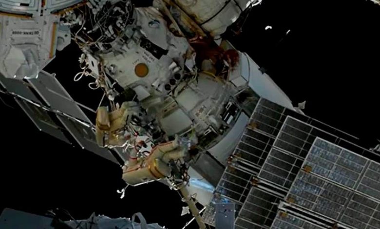 Фото - Космонавты РФ Прокопьев и Петелин вышли в открытый космос