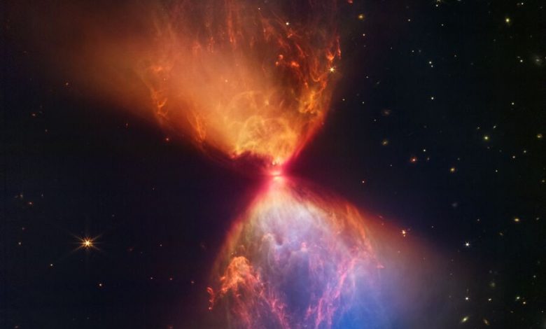 Фото - Телескоп James Webb сфотографировал протозвезду в похожем на песочные часы облаке